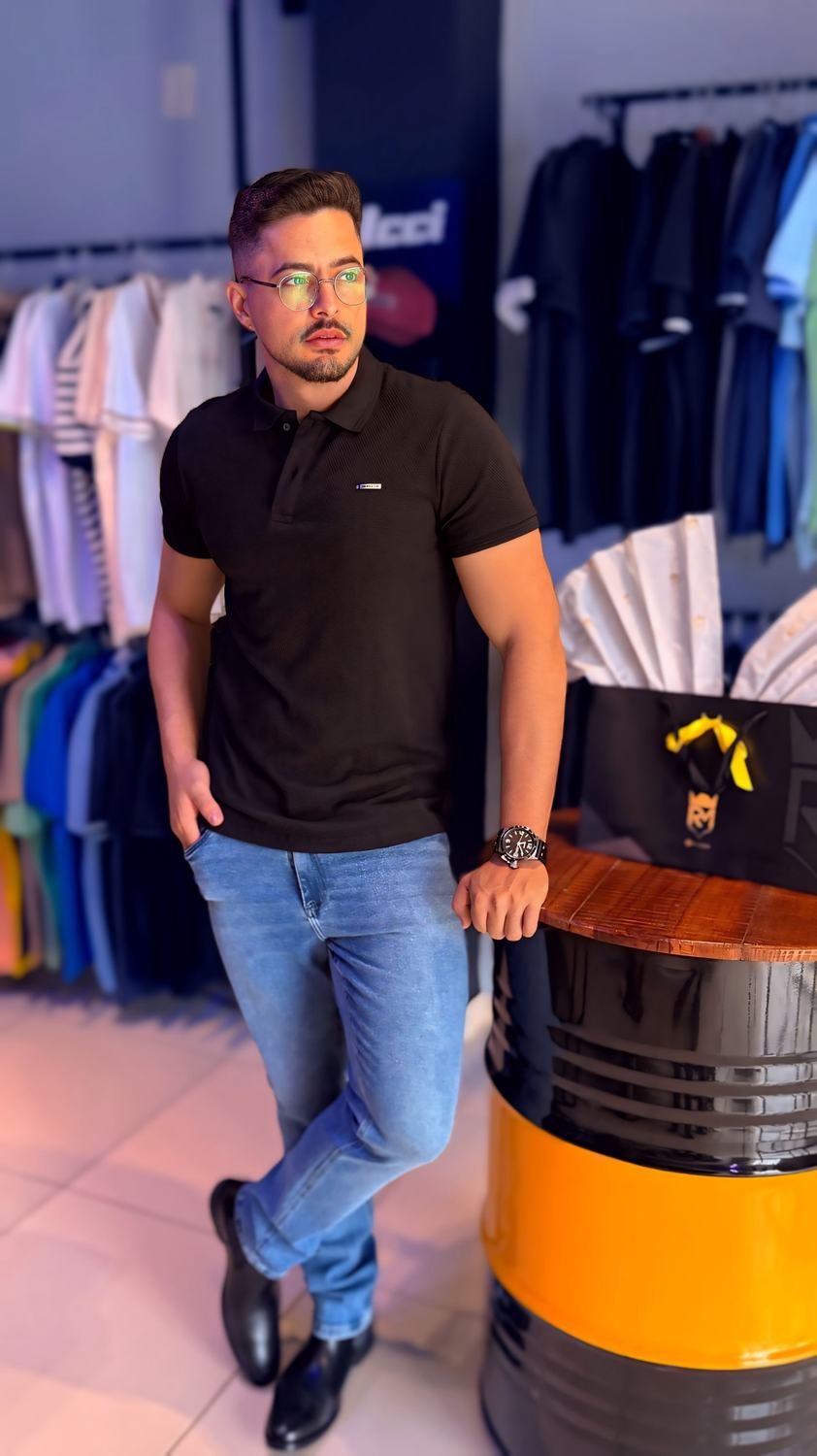 Cliente RM de polo preta e jeans
